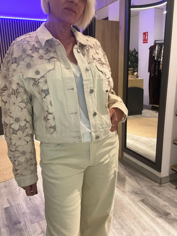 Chaqueta vaquera bordada y brocada