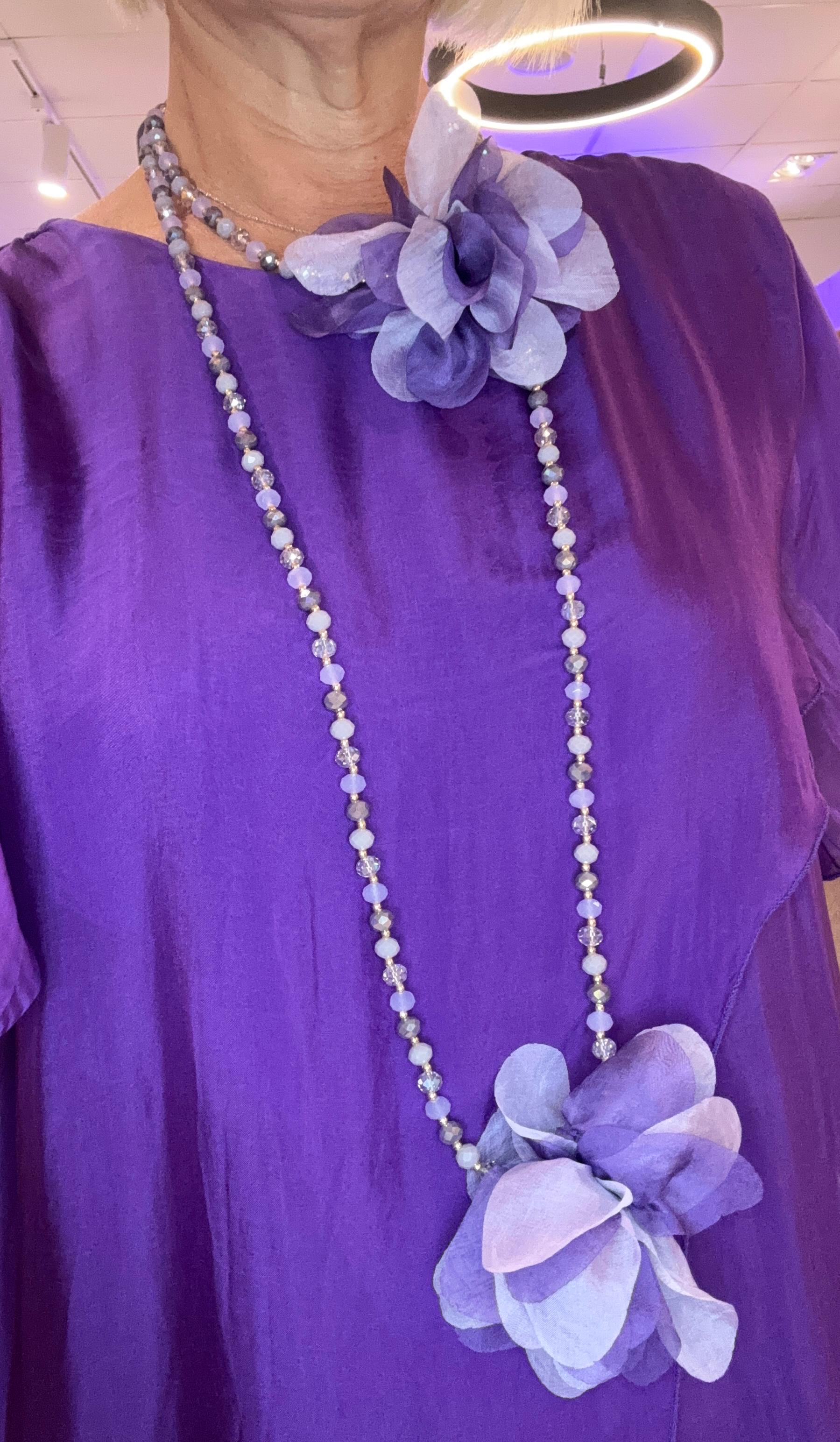 Collar cuentas y flores  de tela Lila