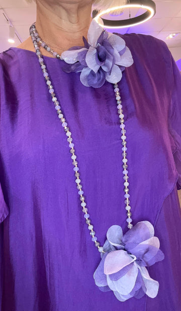 Collar cuentas y flores  de tela Lila