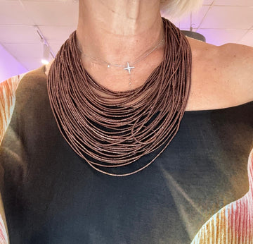 Collar  hilos color marrón cobre