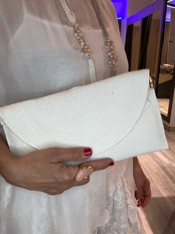 Cartera sobre rafia