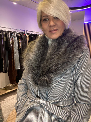 Abrigo Largo Paula con Solapa de Pelo Gris - Boho Luxe