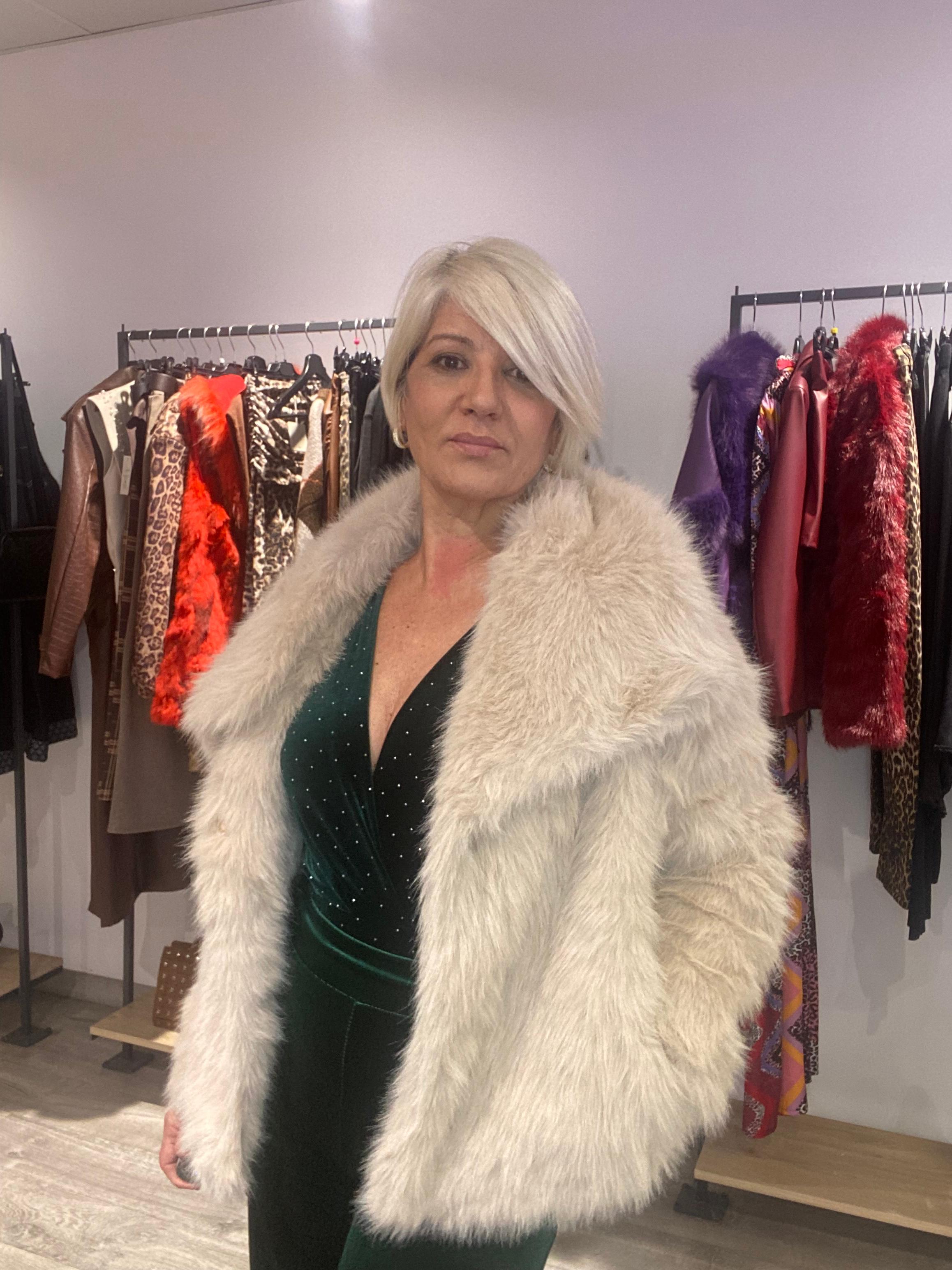 Chaqueta Pelo Sintético Beige - Calidez y Estilo Boho-Luxe