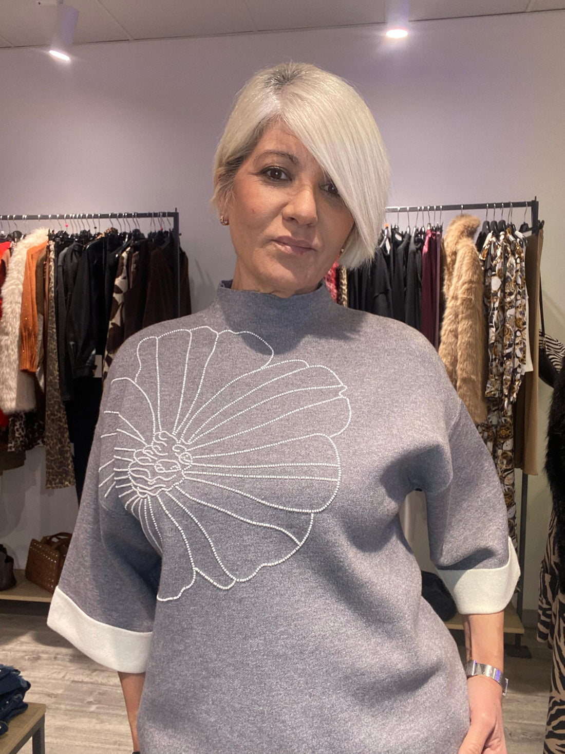 Jersey Camelia Gris con Pedrería - Elegancia Boho-Luxe Talla L/XL