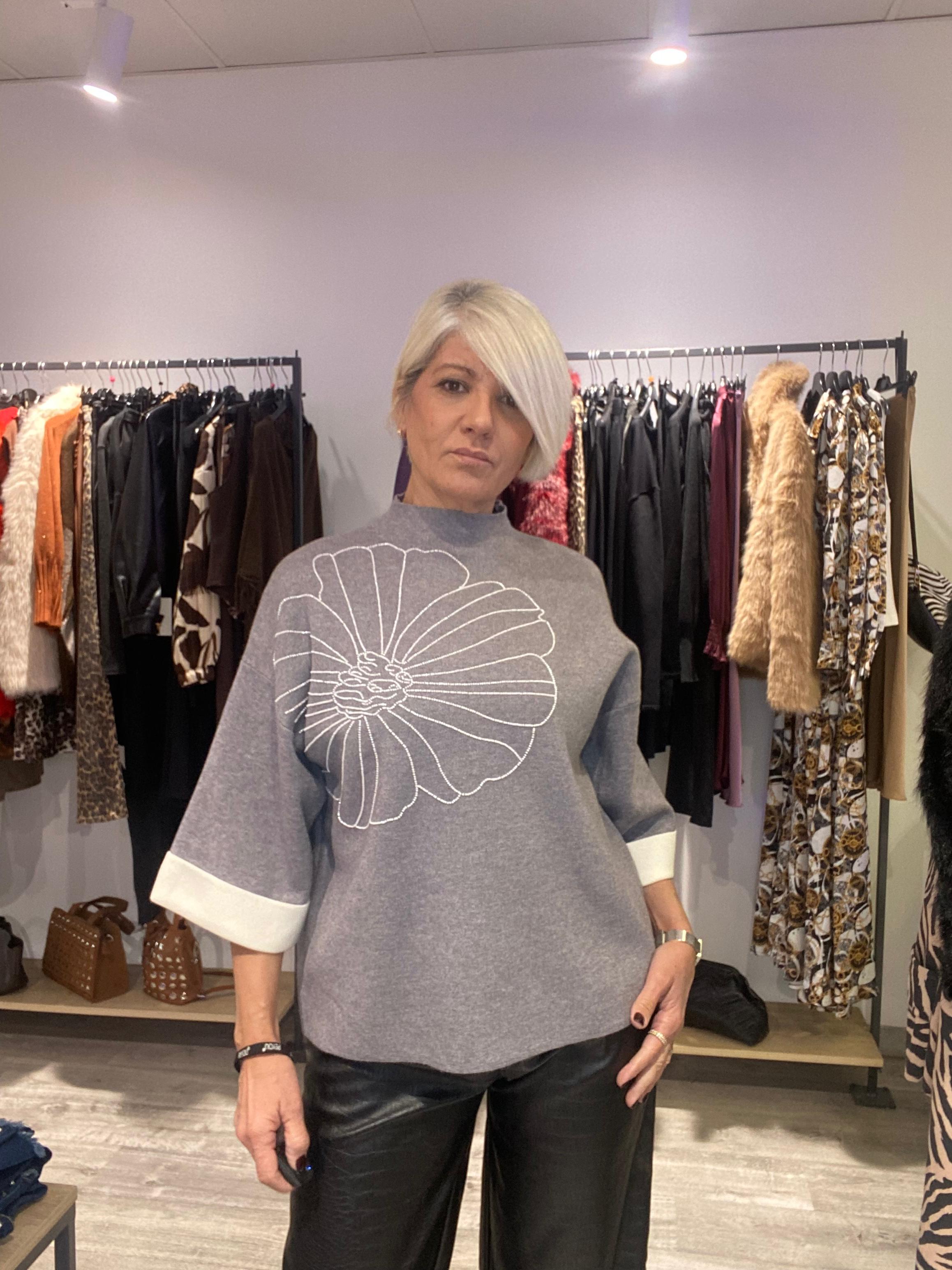 Jersey Camelia Gris con Pedrería - Elegancia Boho-Luxe Talla L/XL