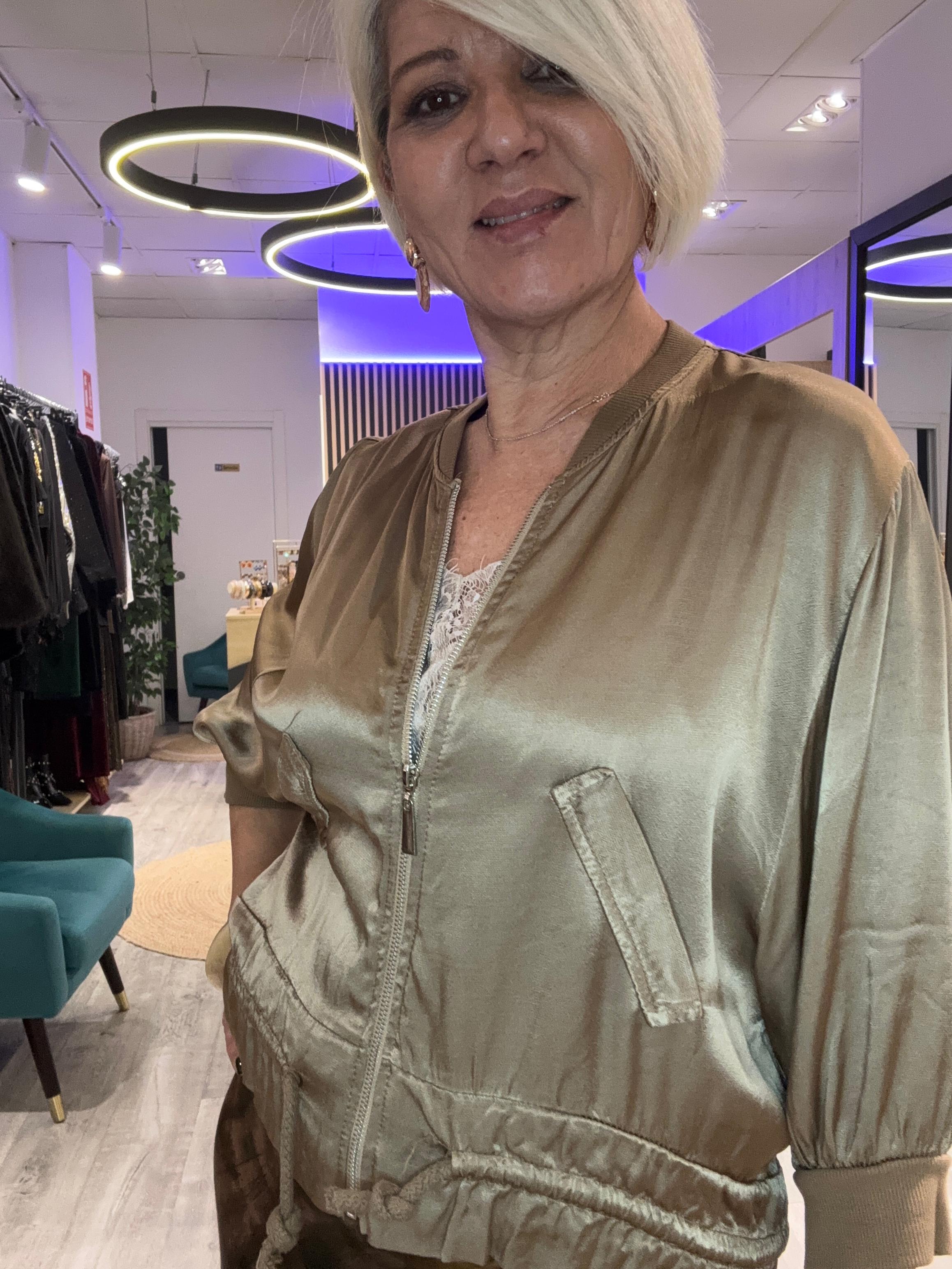 Bomber satinada dorada