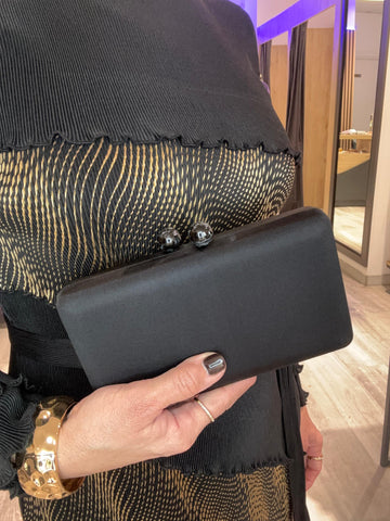 Bolso de mano negro satinado