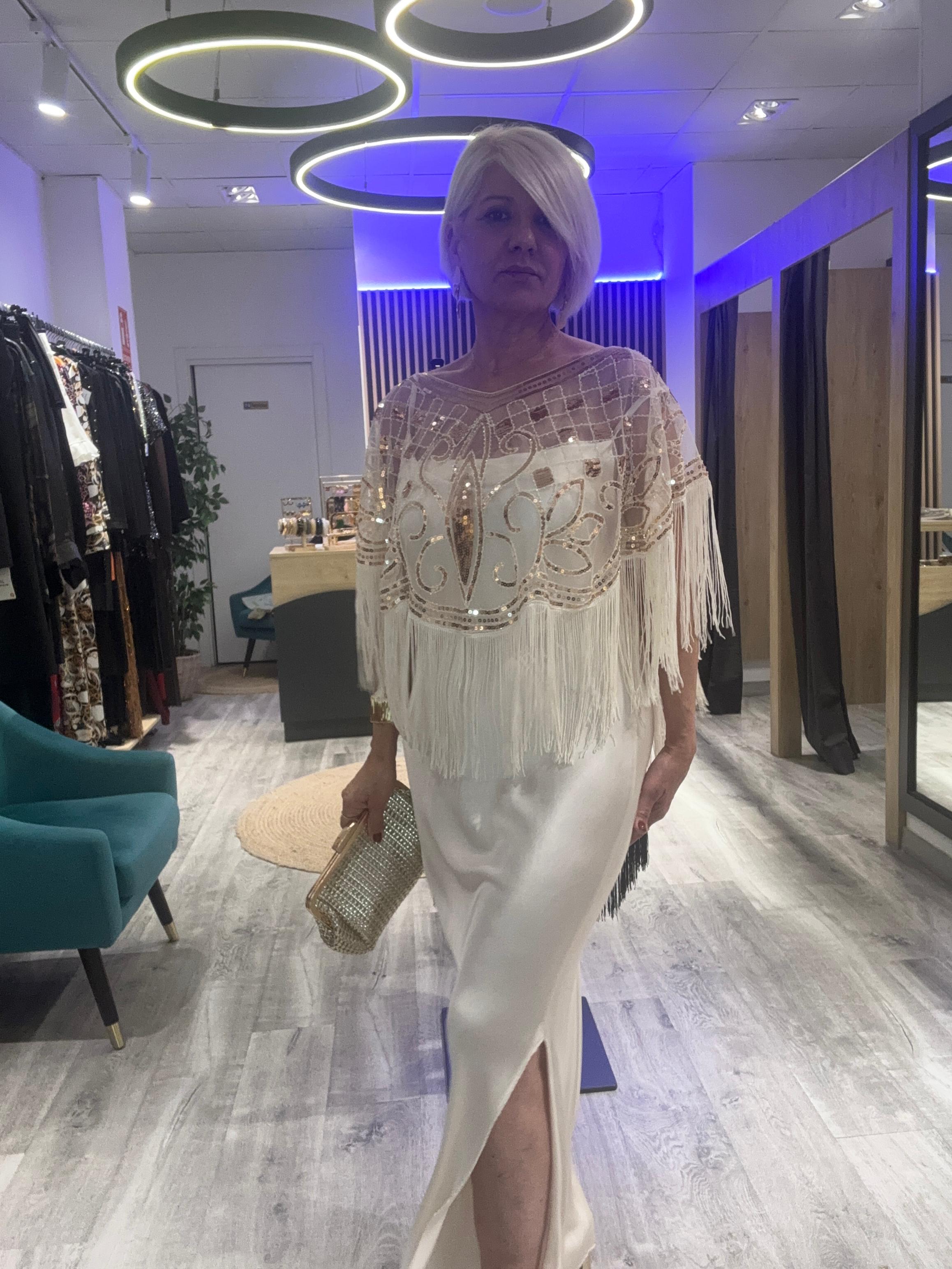 Vestido Lencero seda y capa flecos