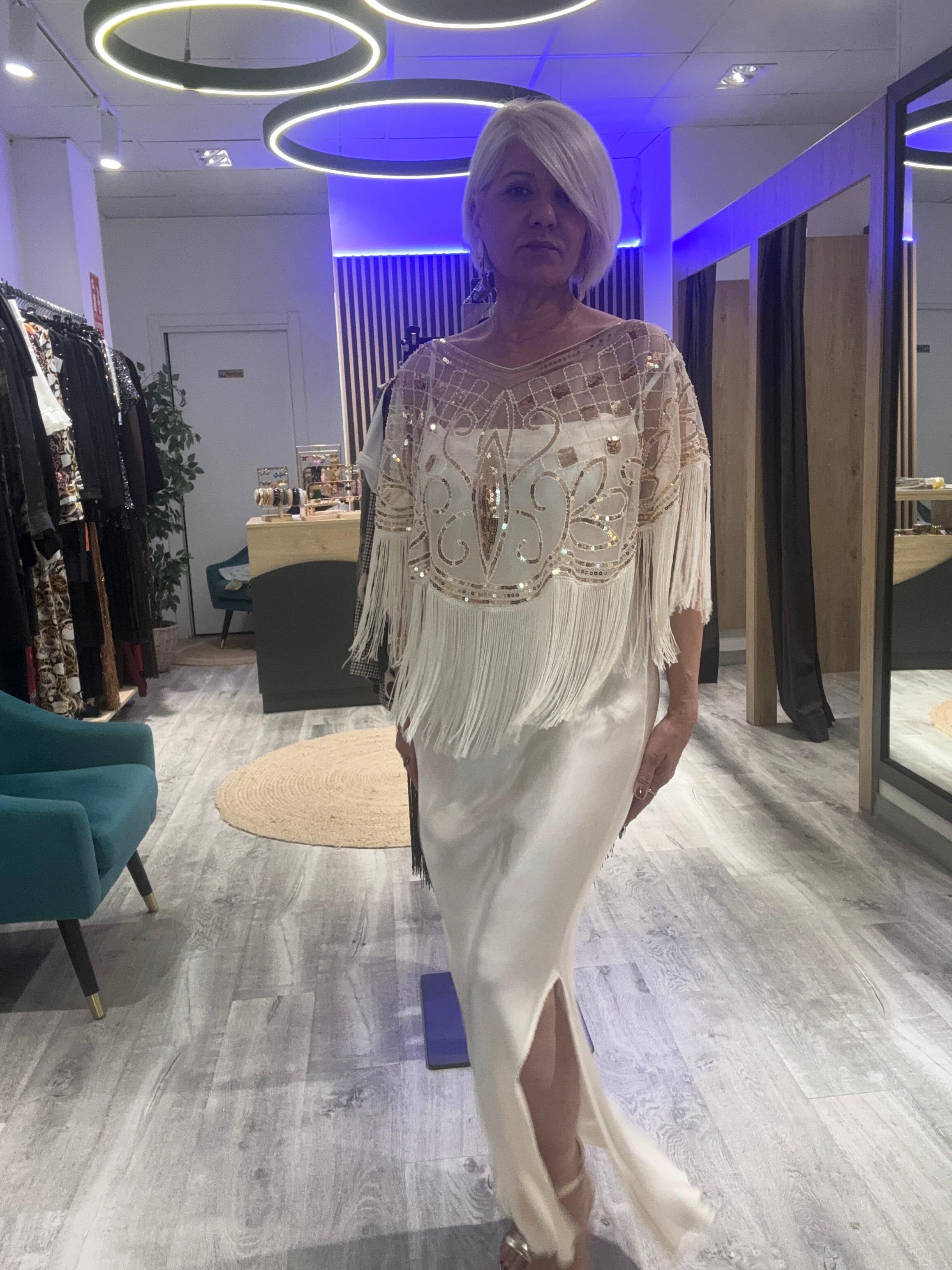 Vestido Lencero seda y capa flecos