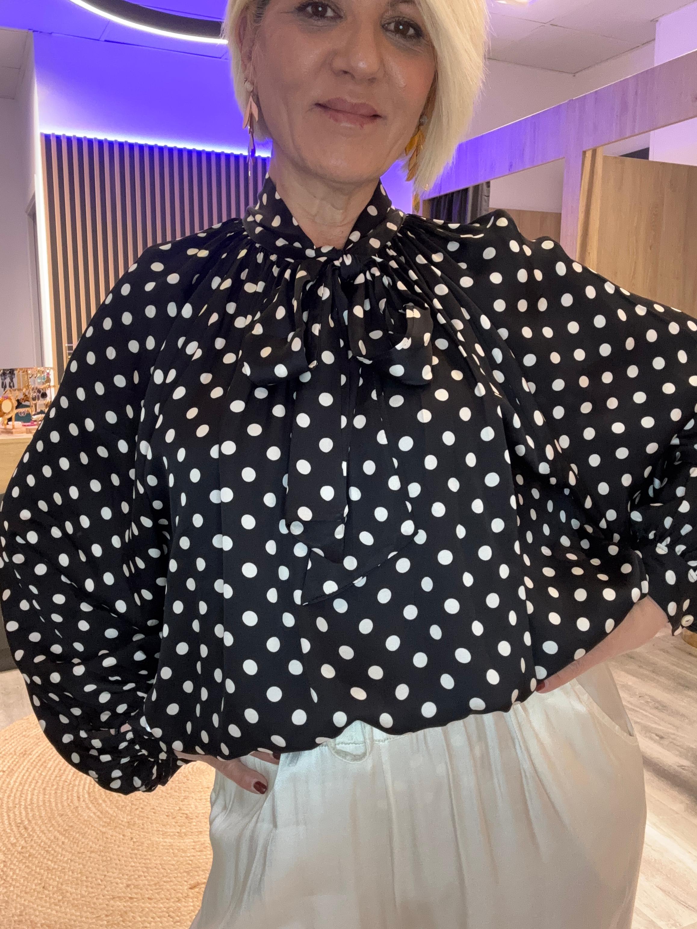 Camisa seda negra topos