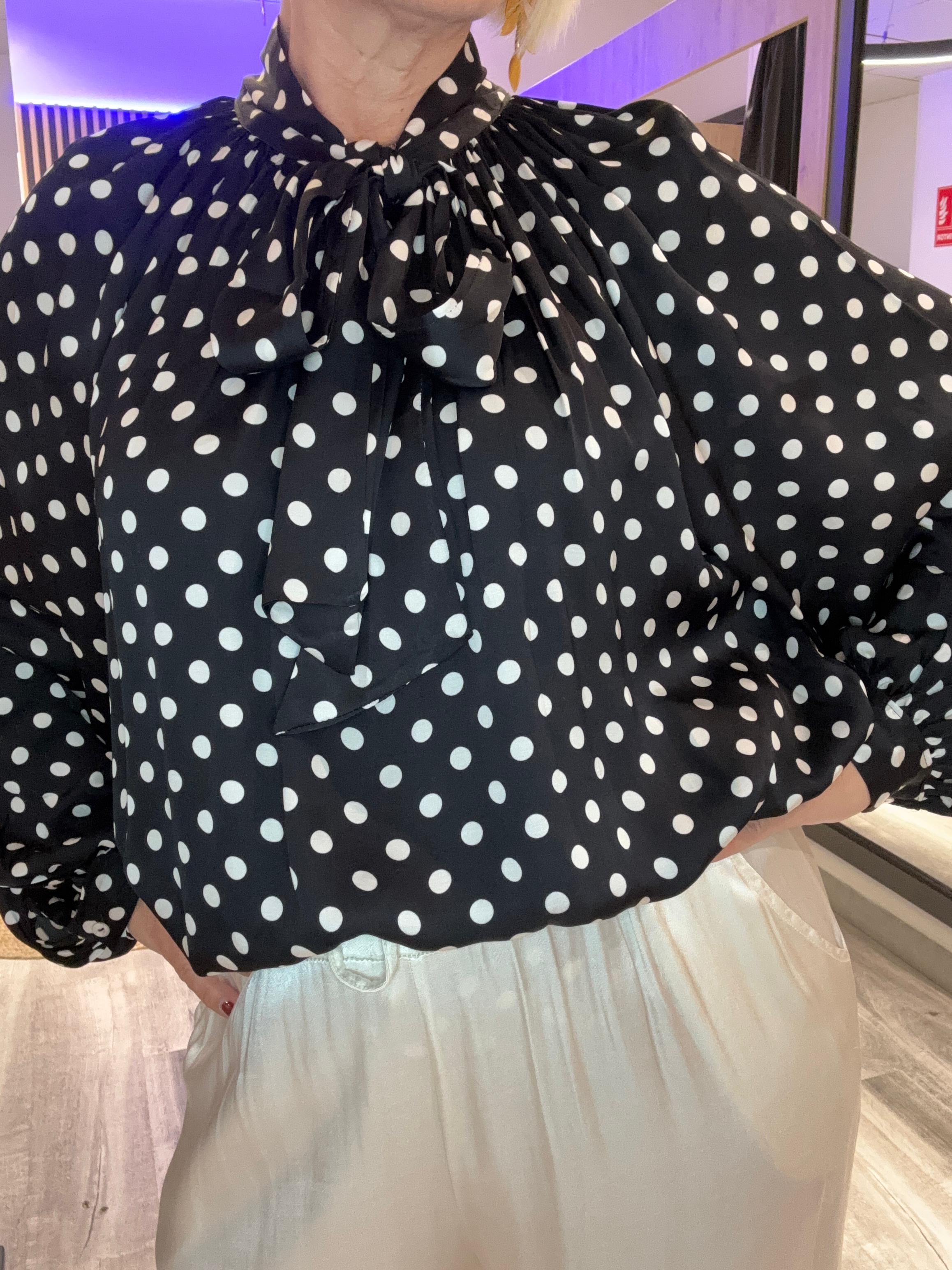 Camisa seda negra topos