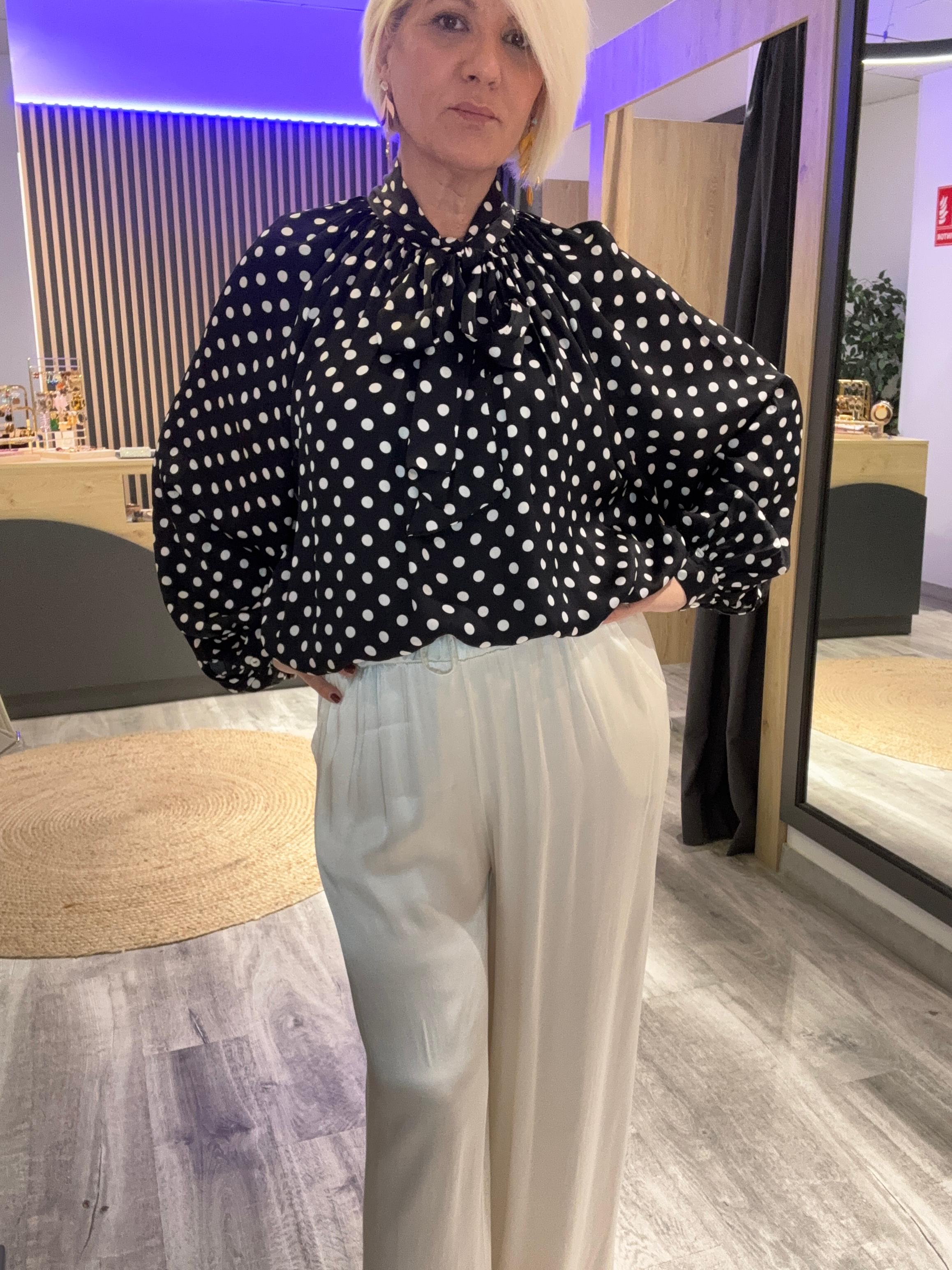 Camisa seda negra topos