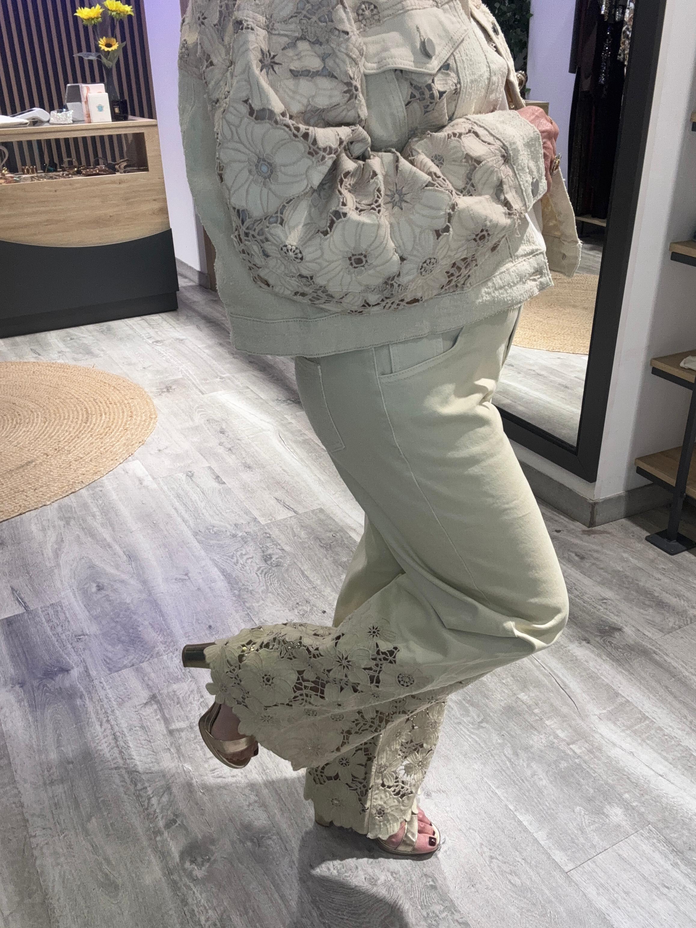 Pantalón vaquero  brocado  y bordado